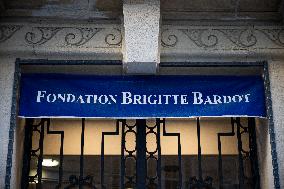 Flowers at Fondation Brigitte Bardot After Actress Death - Paris