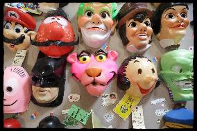 Exclusive Rachida Dati Visit Les Puces Market - Saint Ouen