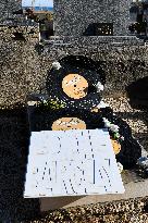 Eddie Barclay Grave Illustration - Saint Tropez