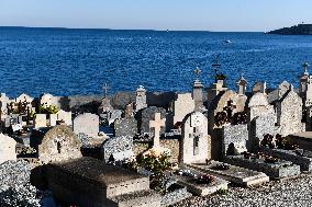 Sailors Cemetery Illustration Ahead Of Brigitte Bardot Burial - Saint Tropez