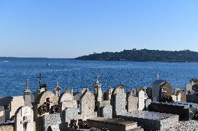 Sailors Cemetery Illustration Ahead Of Brigitte Bardot Burial - Saint Tropez