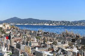 Sailors Cemetery Illustration Ahead Of Brigitte Bardot Burial - Saint Tropez