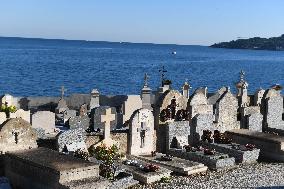 Sailors Cemetery Illustration Ahead Of Brigitte Bardot Burial - Saint Tropez