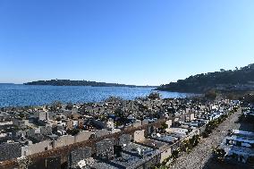 Sailors Cemetery Illustration Ahead Of Brigitte Bardot Burial - Saint Tropez