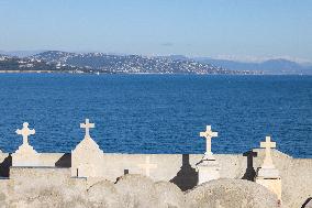 Sailors Cemetery Illustration Ahead Of Brigitte Bardot Burial - Saint Tropez