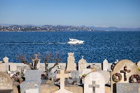Sailors Cemetery Illustration Ahead Of Brigitte Bardot Burial - Saint Tropez