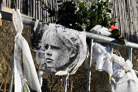 Hommage To Brigitte Bardot Outside Her House - Saint Tropez