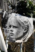Hommage To Brigitte Bardot Outside Her House - Saint Tropez