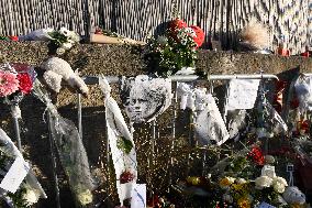 Hommage To Brigitte Bardot Outside Her House - Saint Tropez