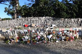 Hommage To Brigitte Bardot Outside Her House - Saint Tropez