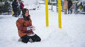 Children and Families Enjoy Snowfall in Gaziantep