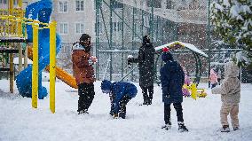 Children and Families Enjoy Snowfall in Gaziantep
