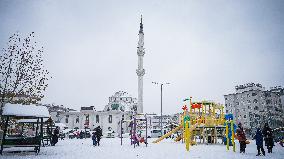 Children and Families Enjoy Snowfall in Gaziantep