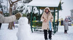 Children and Families Enjoy Snowfall in Gaziantep