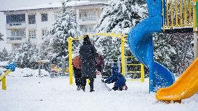 Children and Families Enjoy Snowfall in Gaziantep