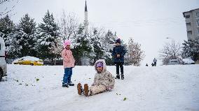 Children and Families Enjoy Snowfall in Gaziantep