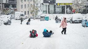 Children and Families Enjoy Snowfall in Gaziantep