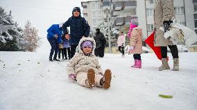 Children and Families Enjoy Snowfall in Gaziantep