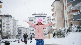 Children and Families Enjoy Snowfall in Gaziantep