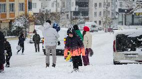 Children and Families Enjoy Snowfall in Gaziantep