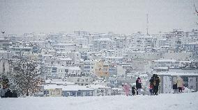 Children and Families Enjoy Snowfall in Gaziantep