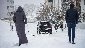 Children and Families Enjoy Snowfall in Gaziantep
