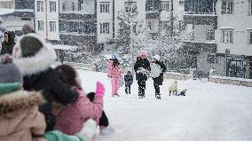 Children and Families Enjoy Snowfall in Gaziantep