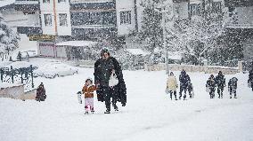 Children and Families Enjoy Snowfall in Gaziantep