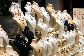 Illustration - Iranian Rial vs US Dollar A Currency in Crisis