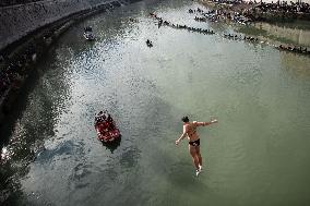 Traditional Dive Into The Tiber River - Rome