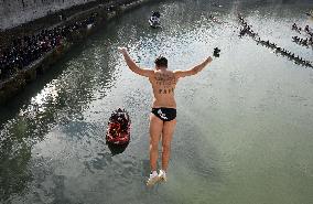Traditional Dive Into The Tiber River - Rome