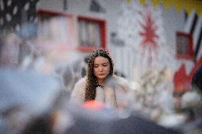 Tribute to victims at Le Constellation bar - Crans Montana