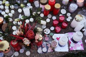 Tribute to victims at Le Constellation bar - Crans Montana