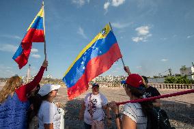 Venezuelans Celebrate the Detention of the President Nicolas Maduro - Mexico