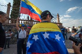 Venezuelans Celebrate the Detention of the President Nicolas Maduro - Mexico
