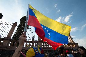 Venezuelans Celebrate the Detention of the President Nicolas Maduro - Mexico