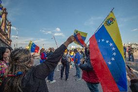 Venezuelans Celebrate the Detention of the President Nicolas Maduro - Mexico