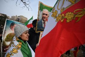 Activists take part in a rally supporting protestors in Iran  - Washington