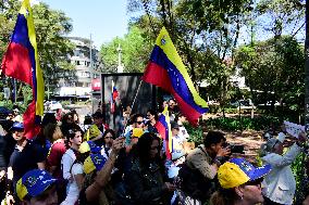 Venezuelans in Mexico Celebrate the Arrest of President Nicolás Maduro
