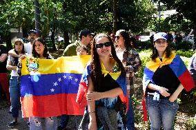 Venezuelans in Mexico Celebrate the Arrest of President Nicolás Maduro