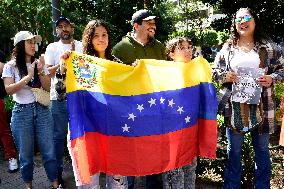Venezuelans in Mexico Celebrate the Arrest of President Nicolás Maduro