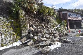 Strong quakes hit western Japan