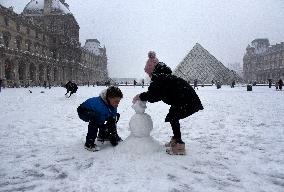 Paris Under The Snow At The Louvre - Paris