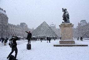 Paris Under The Snow At The Louvre - Paris