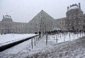 Paris Under The Snow At The Louvre - Paris