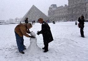 Paris Under The Snow At The Louvre - Paris