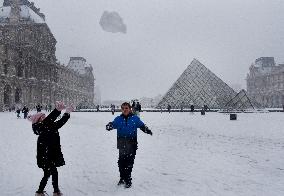 Paris Under The Snow At The Louvre - Paris