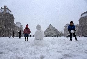 Paris Under The Snow At The Louvre - Paris