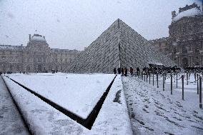 Paris Under The Snow At The Louvre - Paris