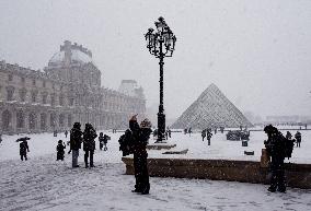 Paris Under The Snow At The Louvre - Paris